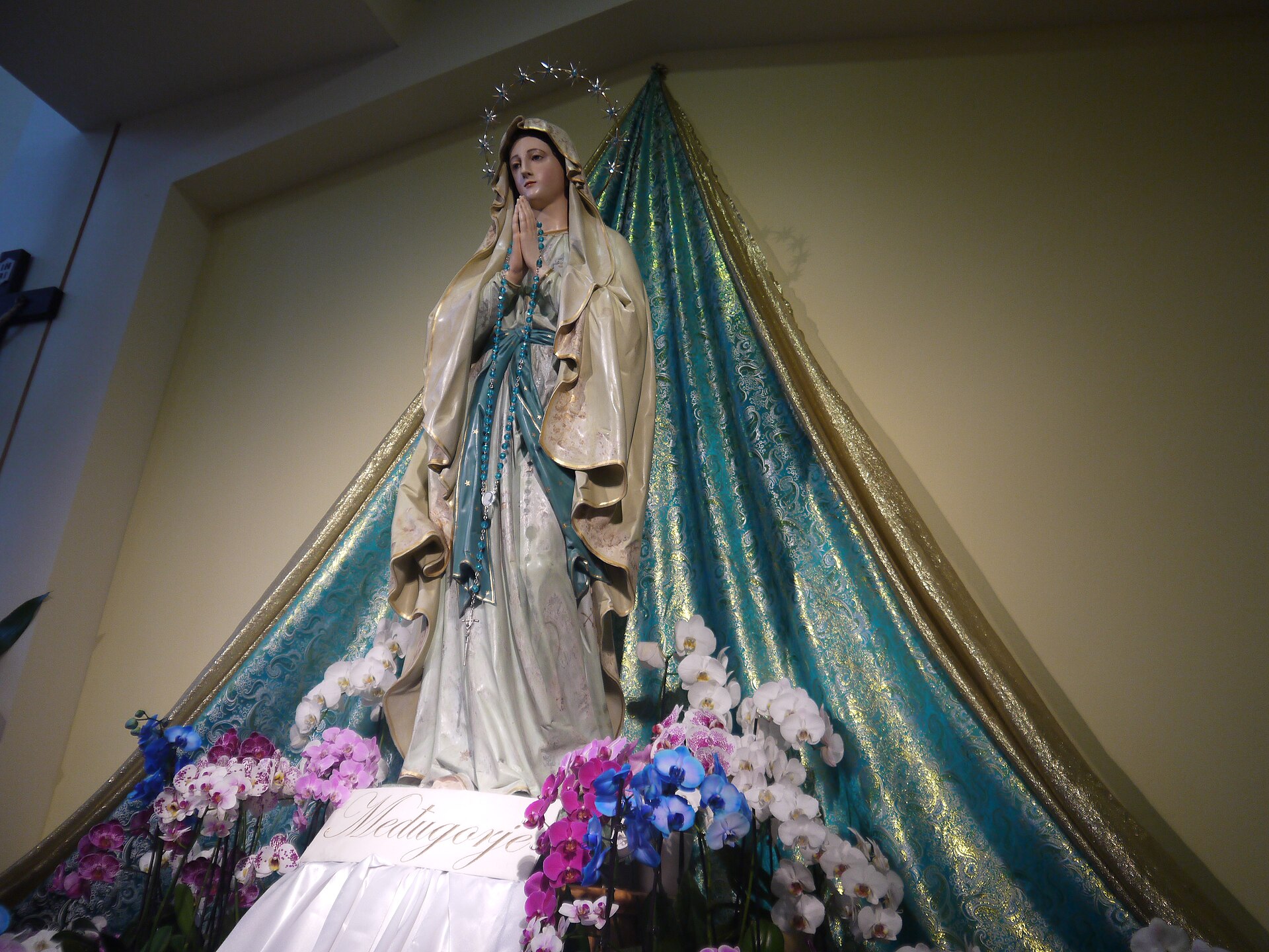 Statue de la Reine de la Paix dans l'église Saint-Jacques de Medjugorje