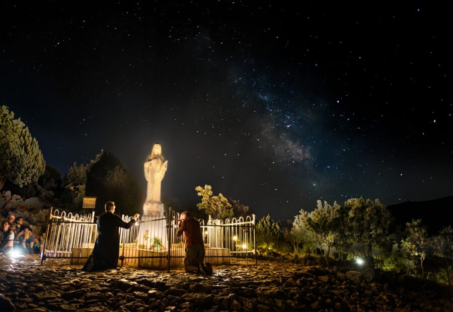 La Gospa sous les étoiles – Podbrdo, Medjugorje Statue de la Vierge sur la colline des apparitions de Medjugorje, la nuit sous la Voie lactée