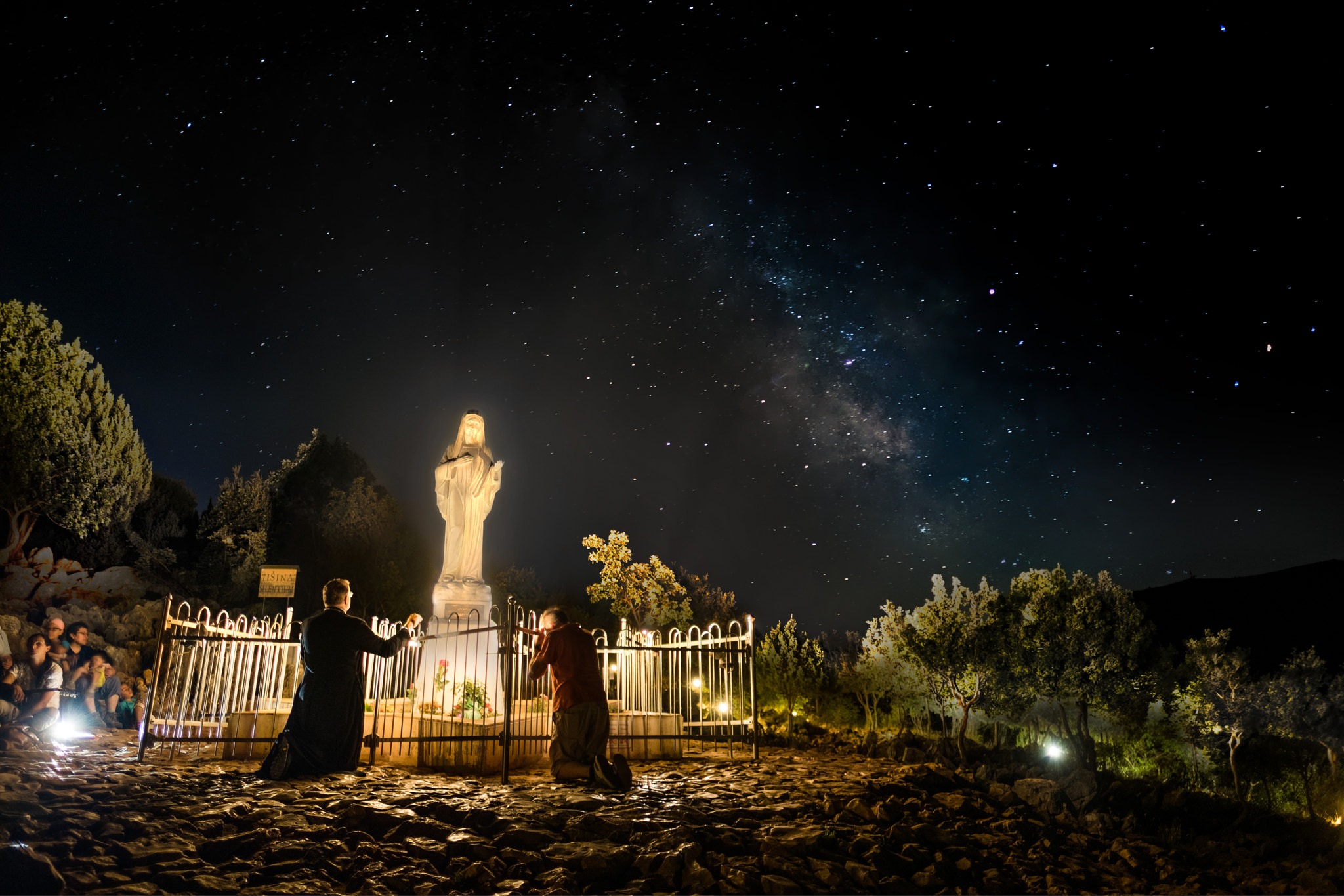 Statue de la Vierge sur la colline des apparitions de Medjugorje, la nuit sous la Voie lactée