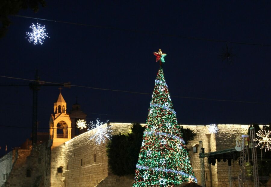 Noël à Bethléem – basilique de la Nativité La basilique de la Nativité et le sapin de Noël illuminé sur la place de la Mangeoire à Bethléem