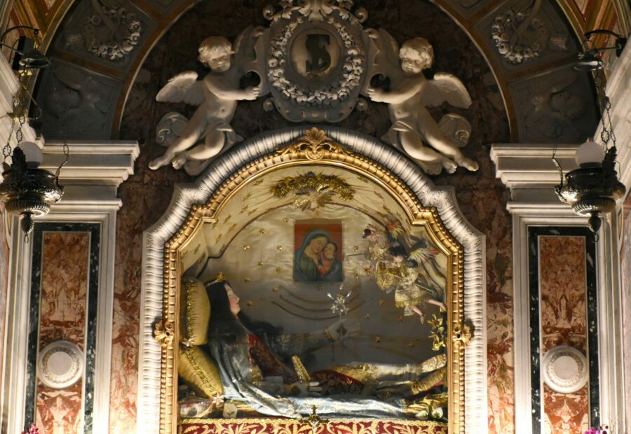 Sanctuaire Sainte Philomène – Mugnano del Cardinale Châsse de Sainte Philomène au sanctuaire de Mugnano del Cardinale